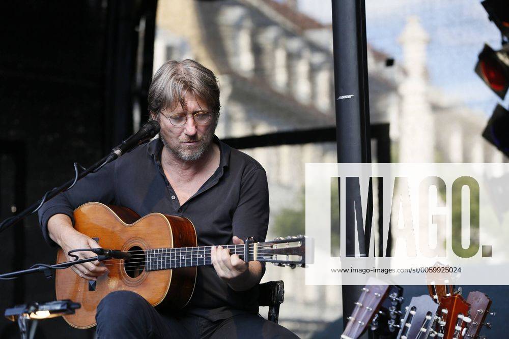 Das 39. Saarbrücker Altstadtfest geht am Sonntag (30.06.2013) mit einem großen Rahmenprogramm für Jung und Alt zu Ende. Im Bild: Auftritt von Sänger und Schauspieler Michael Fitz, der früher den Kommissar Carlo Menzinger im Münchner Tatort spielte.