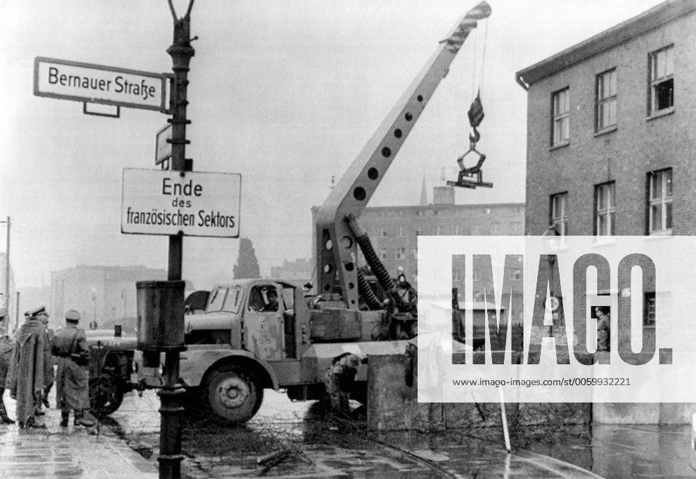 East German Peoples Police are seen reinforcing the barbed wire barrier between the Soviet and French zones of Berlin. Heavy concrete slabs are being erected to wall off East Berlin from the western sectors. 15th August 1961 UnitedArchives00106699