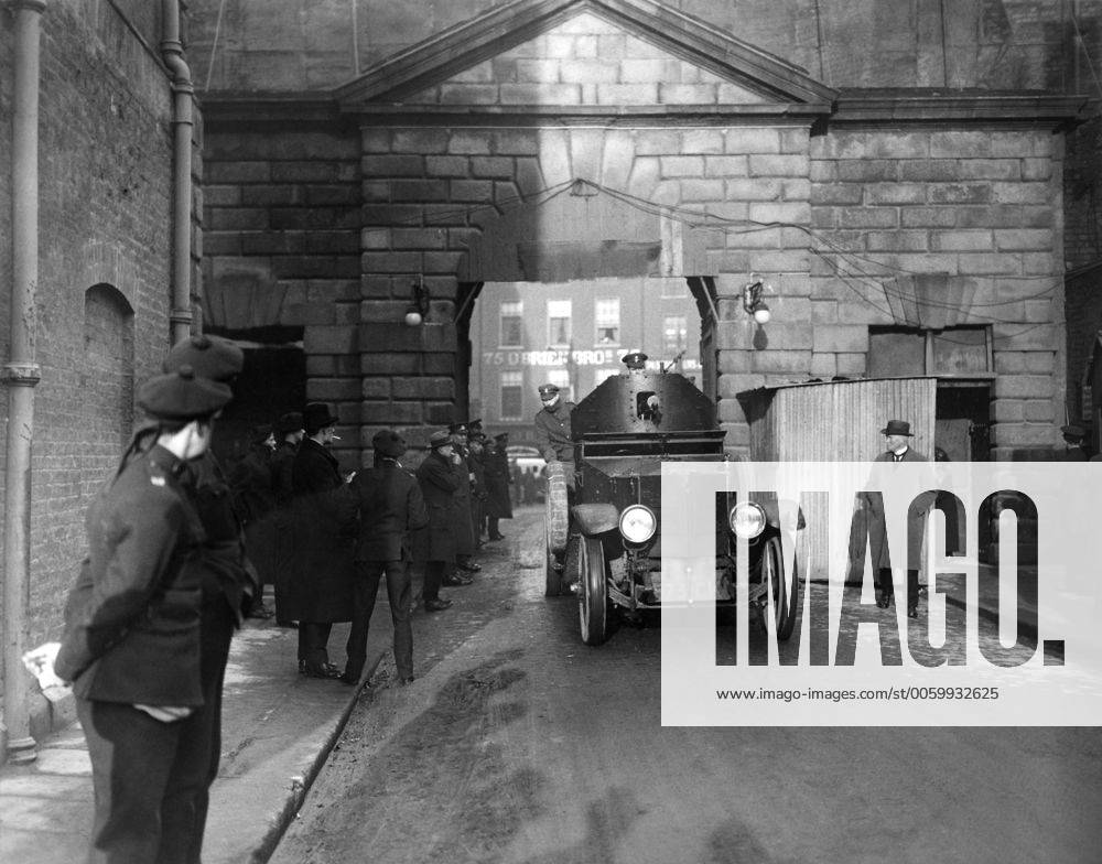 Provisional Government of Southern Ireland takes over control of Dublin Castle . An armoured car making a last visit to the Castle 17th January 1922 UnitedArchives00107192