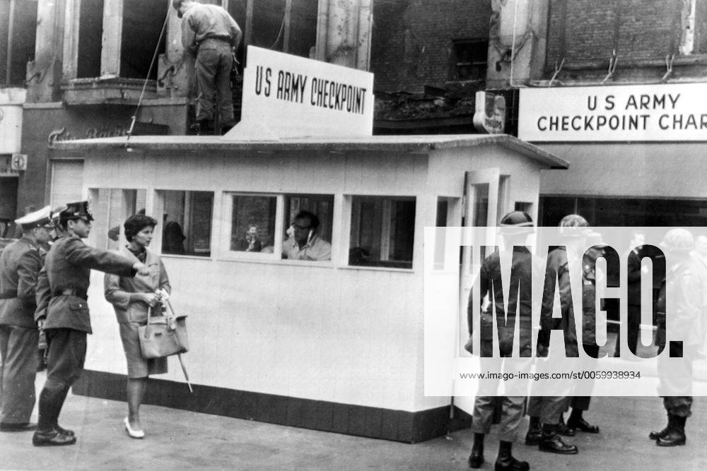 CHECKPOINT CHARLIE IN FRIEDRICHSTRASSE CREATED FOR US CITIZENS, TOURISTS, DIPLOMATS AND MILITARY PERSONNEL TO CROSS THE EAST WEST BORDER IN BERLIN, GERMANY. UnitedArchives00124406