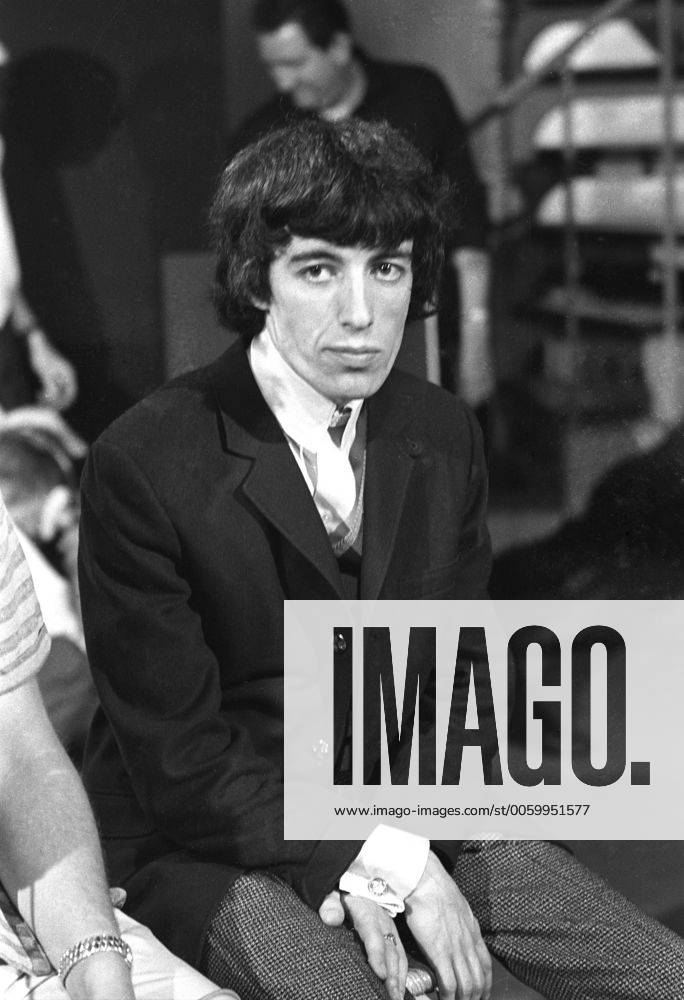 Bill Wyman of the Rolling Stones waits patiently in the television studio . 1960s, Fernsehen, Fernsehshow, Fernsehstar, Fernseher, 1960er, 60er Jahre UnitedArchives00152755