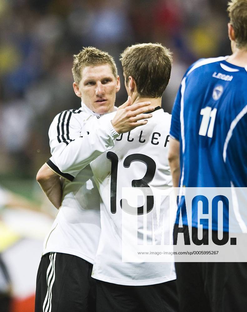 Schlussjubel Deutschland, Bastian SCHWEINSTEIGER l. umarmt Thomas MUELLER- Deutschland vs. Bosnien Herzegowina 3:1, am 03.06.2010 in Frankfurt