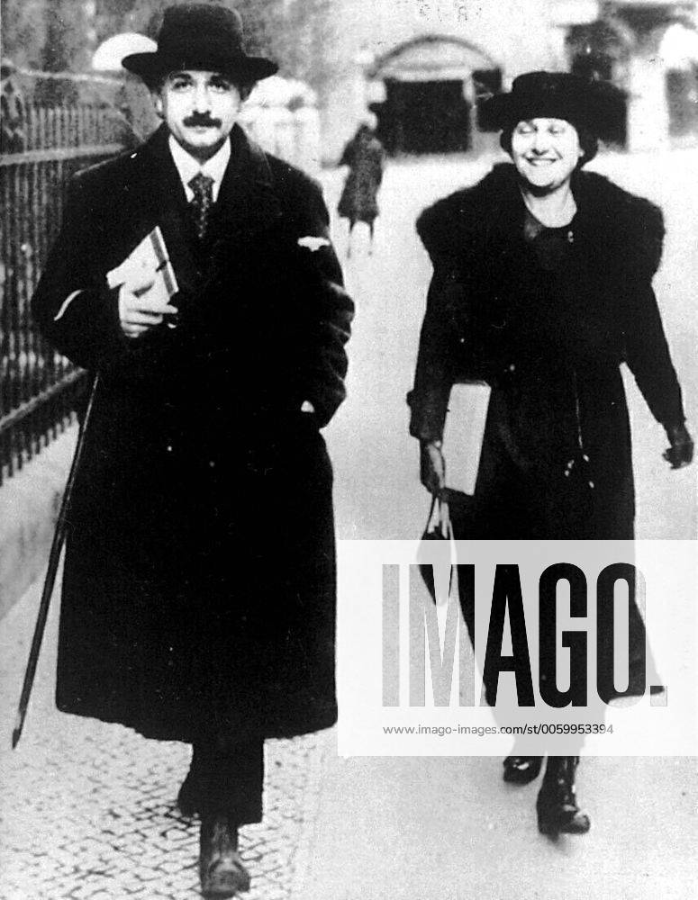 Albert Einstein and his wife UnitedArchives00159153
