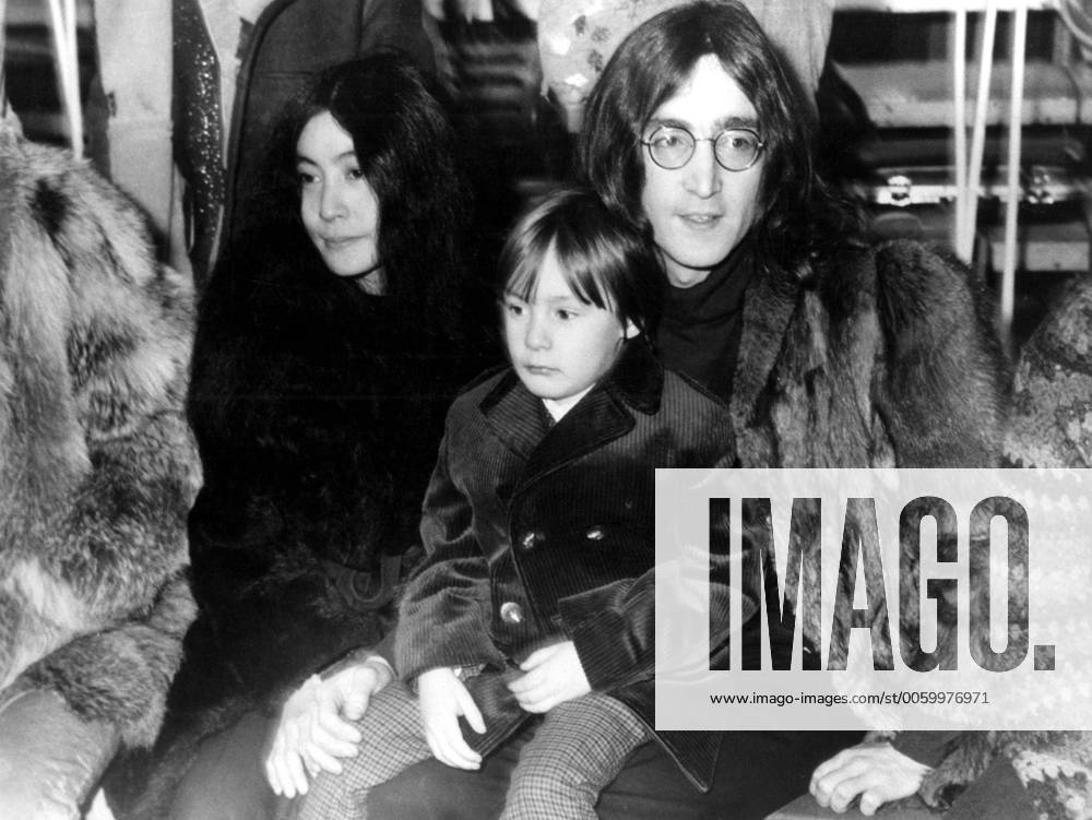 John Lennon with Yoko Ono and his son Julian Lennon 1968 UnitedArchives00309929