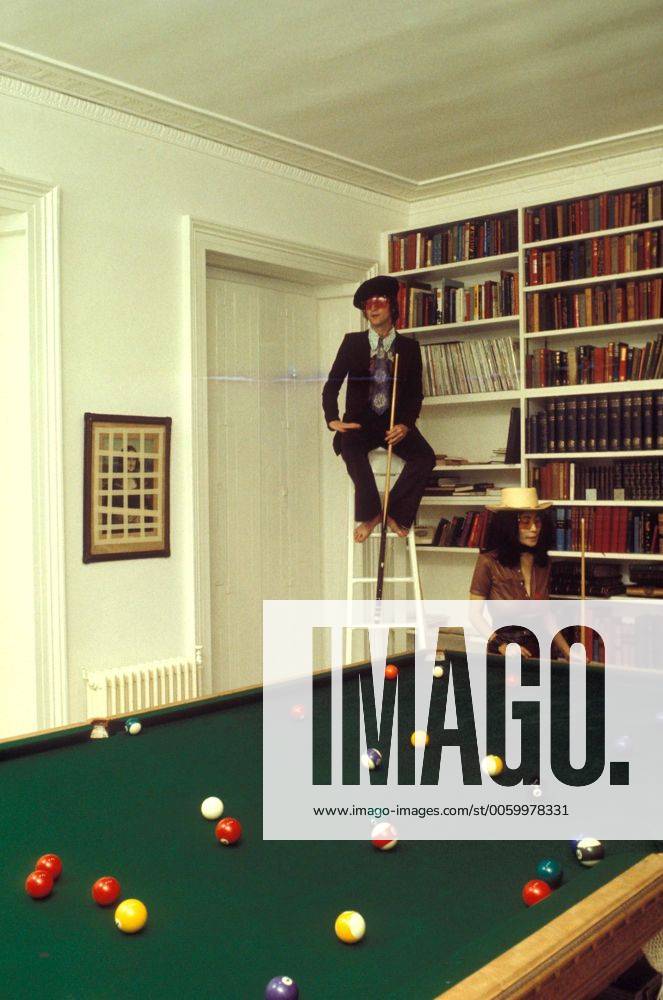 John Lennon and Yoko Ono at Tittenhurst Park., Bibliothek, Bücher, Bücherregal UnitedArchives00337877