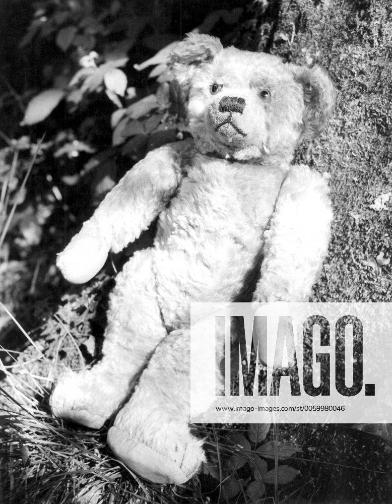A A Milne s famous teddy bear - Winnie-the-Pooh UnitedArchives00372876