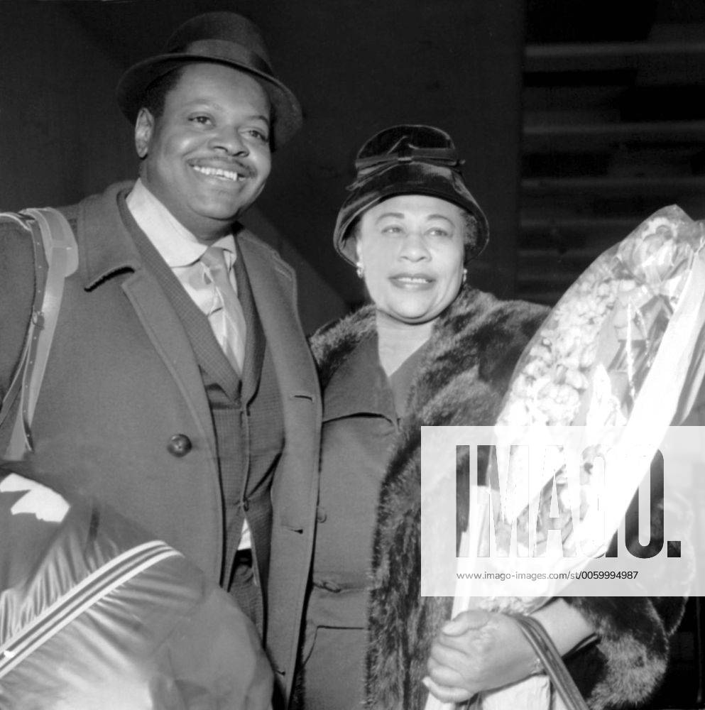 IMAGO ICONS: Ella Fitzgerald London Airport Oscar Paterson from the U.S.A. of the Oscar Paterson trio fame who arrived here today 4th March 1961 for a three week concert tour with Ella Fitzgerald. UnitedArchives00499519