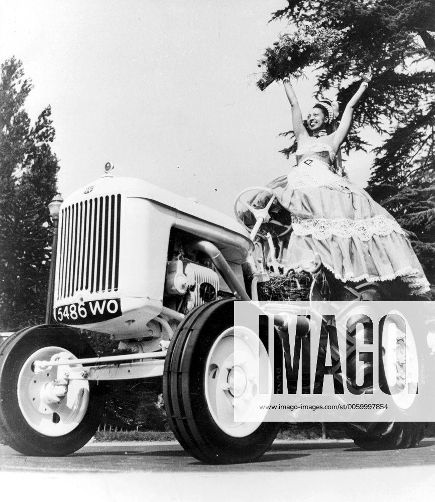IMAGO ICONS: Josephine Baker Josephine Baker drives a tractor in the Bois de Boulogne Automobile beauty contest 1949 UnitedArchives00521026
