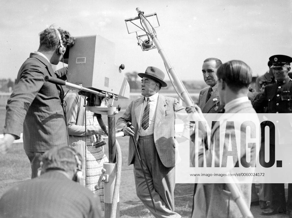 Northolt Park. The television camera in the paddock. George Robey before the camera, with Miss Jasmine Bligh, television announcer. 13 June 1938, Fernsehen, Fernsehshow, Fernsehstar, Fernseher UnitedArchives00803396