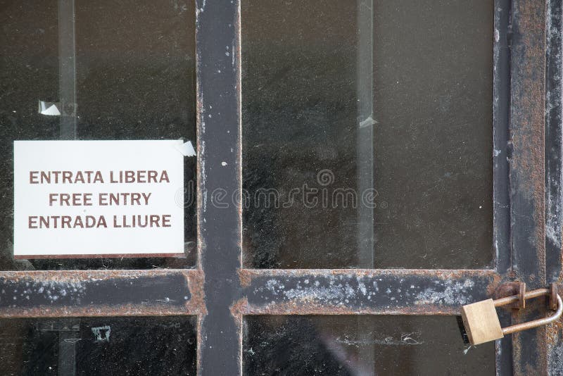 Free entry, Free entry sign in a gate with a closed padlock