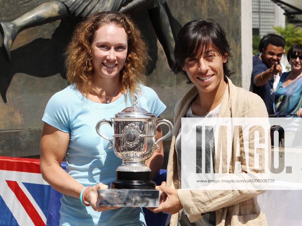 Siegerin Francesca Schiavone (ITA, R) und Zweitplatzierte Samantha Stosur (Australien)