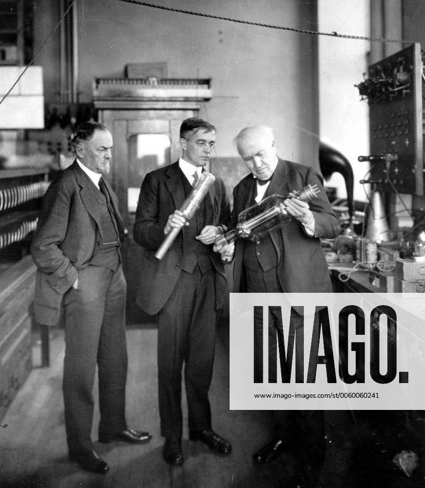 George Morrison on the left, manager of the General Electric Works, and Thomas Alva Edison with Dr. Irving Langmuir, examining vacuum tube in research laboratory 1922. Local Caption 16150 , Porträt UnitedArchives00900125