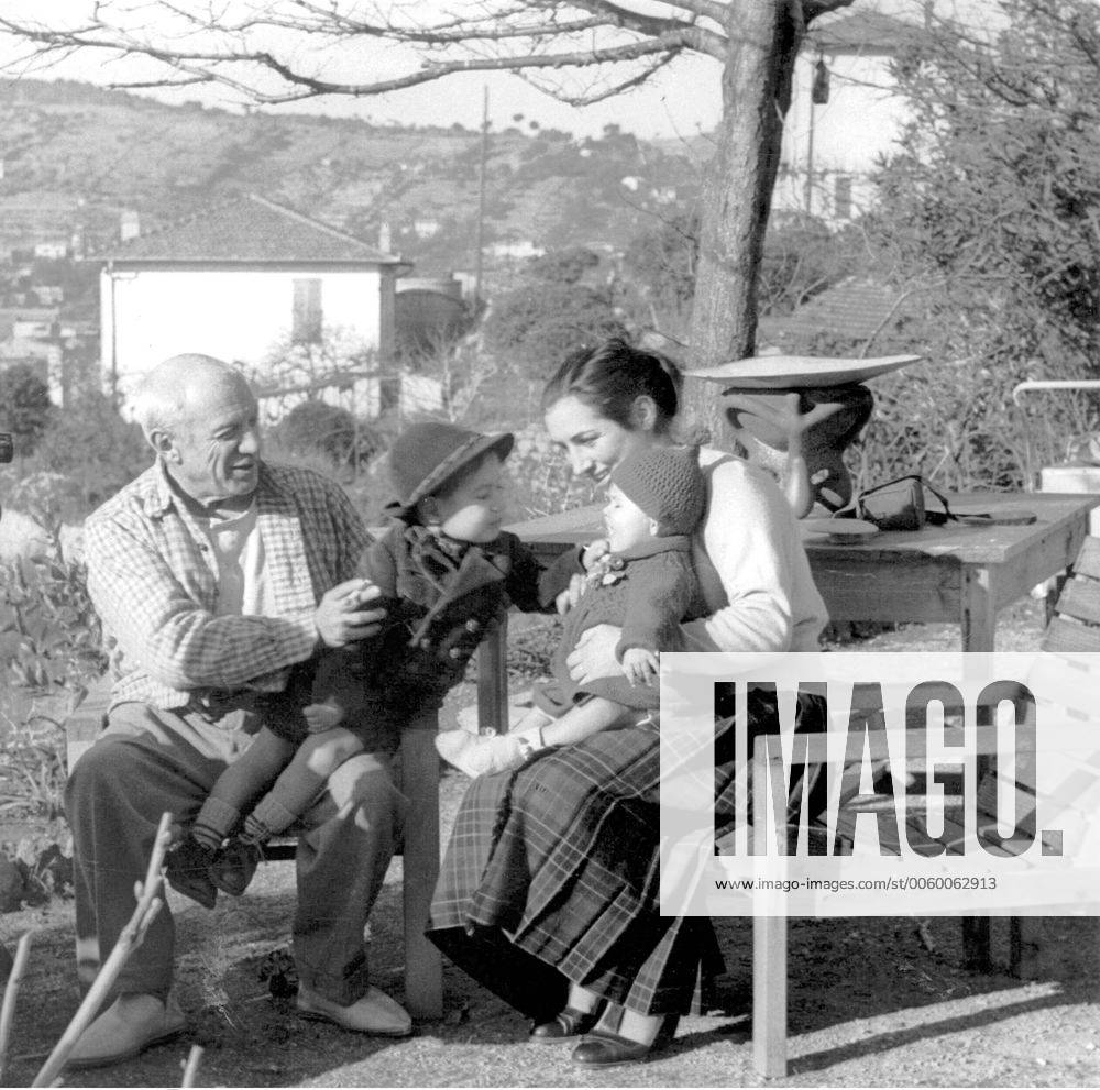 Pablo Picasso with his wife and two children one of which being Paloma Picasso UnitedArchives00903247