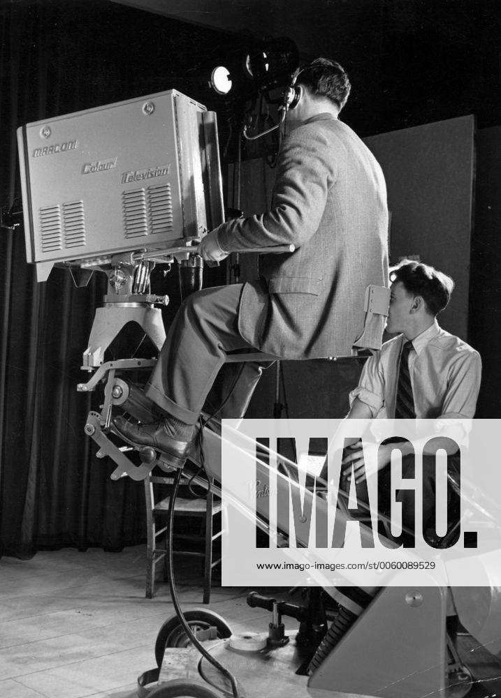 First demonstrationin Britain of all electronic compatible colour television. The picture shows a Marconi two tube Colour Television Camera in the studio, Fernsehen, Fernsehshow, Fernsehstar, Fernseher UnitedArchives00925508