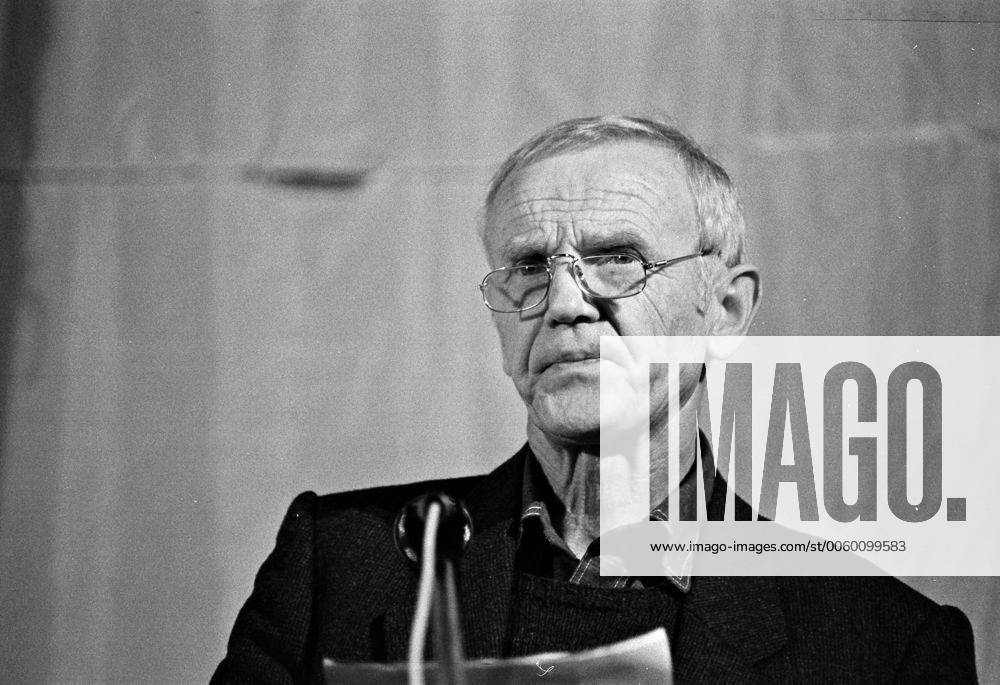 In der Ost-Berliner Erlöserkirche fand im Oktober 1989 eine Veranstaltung statt unter dem Motto: Gegen den Schlaf der Vernunft . Mitwirkende waren Schriftsteller, Autoren, Künstler der DDR. Hier am Mikrofon Günter de Bruyn. DER ABDRUCK DES EPD-FOTOS IST HONORARPFLICHTIG! Günter de Bruyn, Erlöserkirche Ost-Berlin 1989 325516