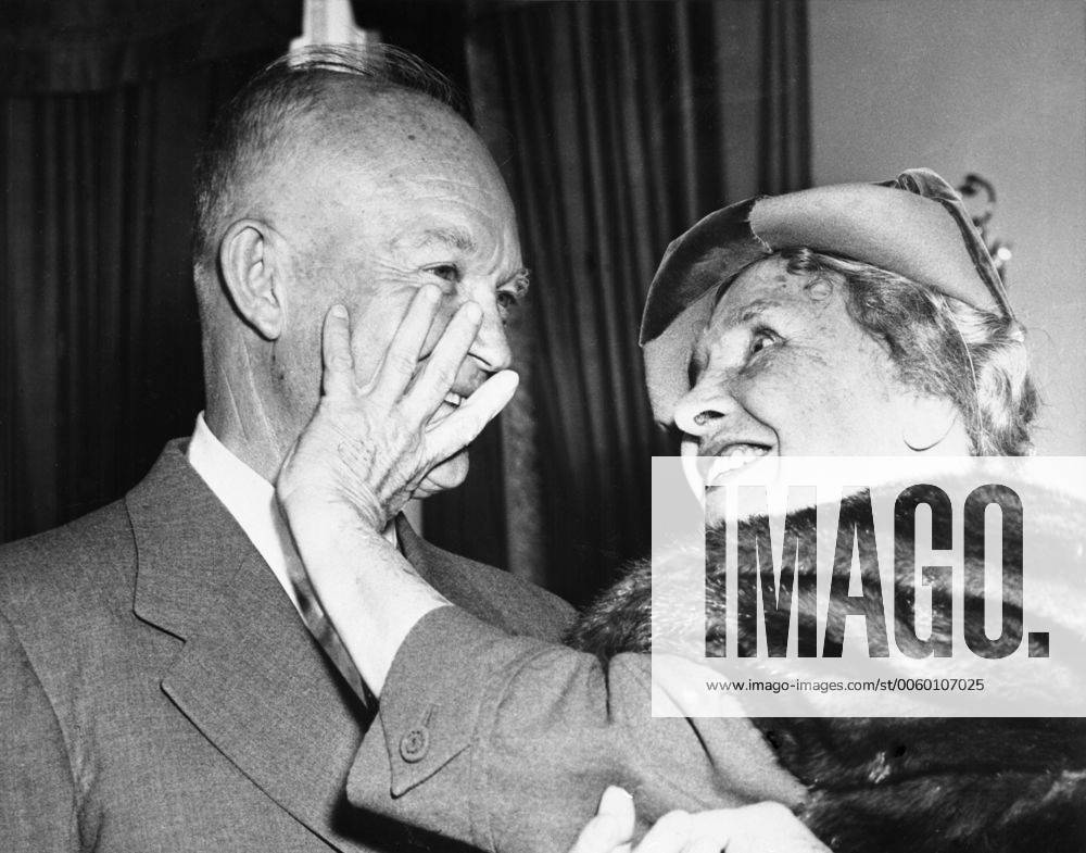 Seeing the President - Washington - 3 November 1953 Helen Keller runs her sensitive fingers over the face of President Dwight Eisenhower during her visit to the White House. The 73 year old is a pioneer in aiding the handicapped and has been blind, deaf, and virtually mute since infancy. Credit: TopFoto.co.uk UnitedArchives00937079