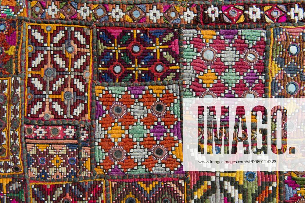 Traditioneller Wandbehang aus Rajasthan, bunt, mit eingearbeiteten Spiegelchen und verschiedenen Mustern, Detail, Udaipur, Rajasthan, Indien, Asien ibxomk03568421
