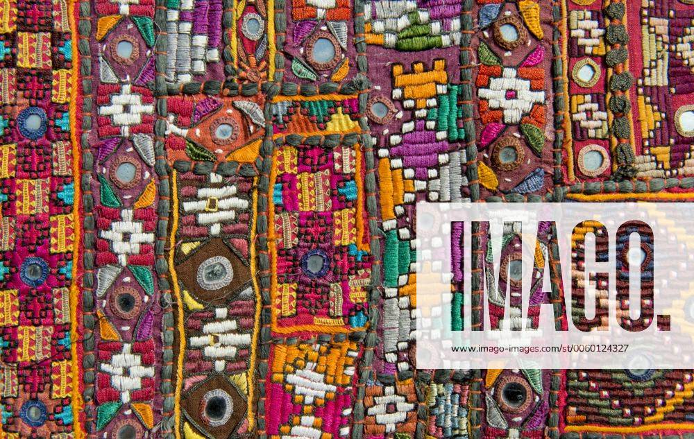 Traditioneller Wandbehang aus Rajasthan, bunt, mit eingearbeiteten Spiegelchen und verschiedenen Mustern, Detail, Udaipur, Rajasthan, Indien, Asien ibxomk03568425