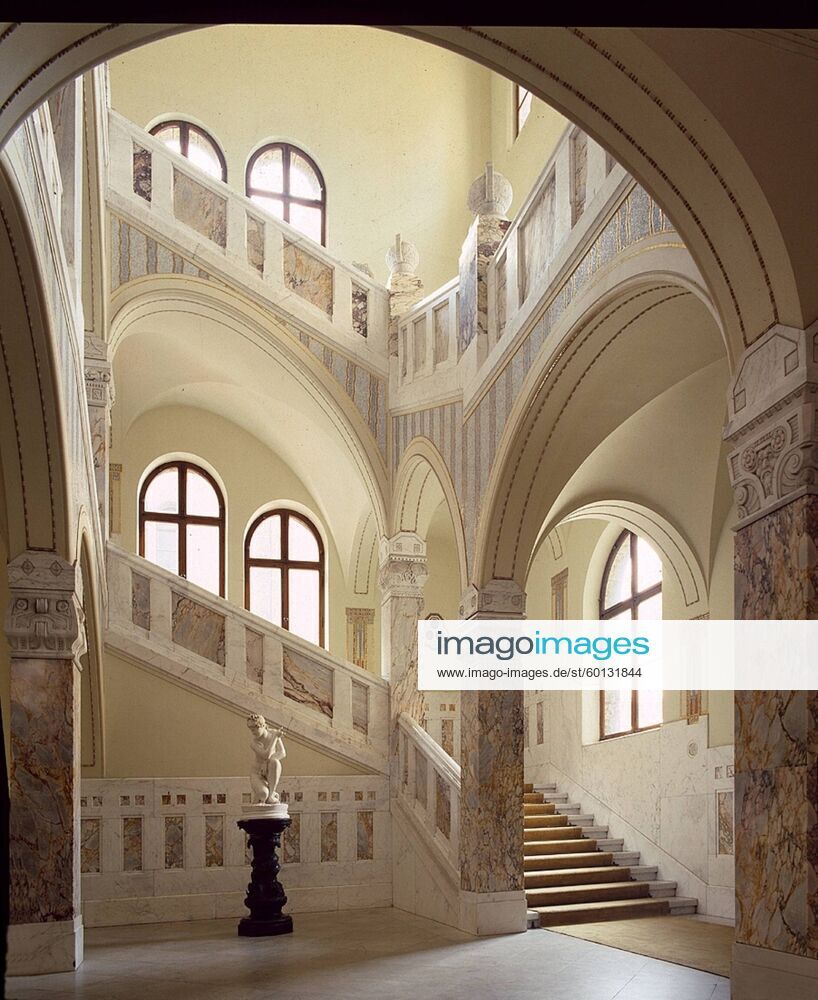 Treppenhaus im Faberschloß der Familie Faber-Castell in Stein bei Nürnberg. Zum 100. Geburtstag des Faberschlosses erweckt Anton Wolfgang Graf von Faber-Castell sein Märchenschloss mit Millionenaufwand aus dem Dornröschenschlaf. Eklektizismus attestieren Kunsthistoriker dem Bau. Zu deutsch: ein grandioser Mischmasch von allem, womit sich an der Wende vom 19. zum 20. Jahrhundert Eindruck schinden ließ. (Siehe epd-Feature vom 17.08.06) DER ABDRUCK DES EPD-FOTOS IST HONORARPFLICHTIG! Das Faberschloß der Familie Faber-Castell 198394