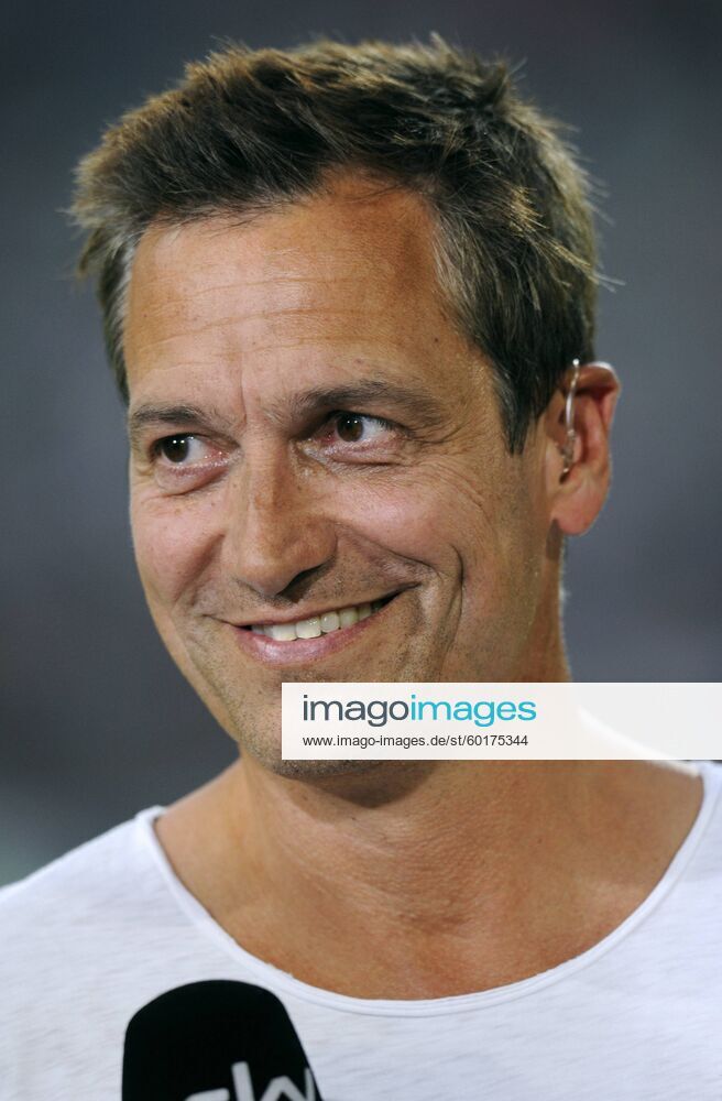 Fussball, 2. Bundesliga, Deutschland, Herren, Saison 2013 2014, 1. Spieltag, ESPRIT-Arena Düsseldorf: Fortuna Düsseldorf, F95 (rot) - Energie Cottbus (schwarz) 1:0; Kabarettist Dieter Nuhr am Sky-Mikrofon. Einzelbild, Portrait, Porträt.