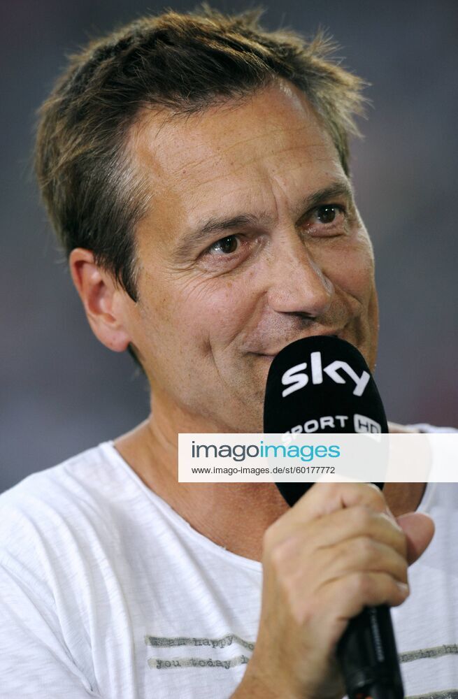 Fussball, 2. Bundesliga, Deutschland, Herren, Saison 2013 2014, 1. Spieltag, ESPRIT-Arena Düsseldorf: Fortuna Düsseldorf, F95 (rot) - Energie Cottbus (schwarz) 1:0; Kabarettist Dieter Nuhr am Sky-Mikrofon. Einzelbild, Portrait, Porträt.
