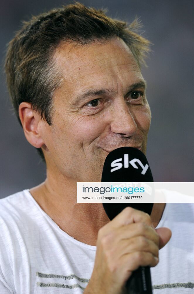 Fussball, 2. Bundesliga, Deutschland, Herren, Saison 2013 2014, 1. Spieltag, ESPRIT-Arena Düsseldorf: Fortuna Düsseldorf, F95 (rot) - Energie Cottbus (schwarz) 1:0; Kabarettist Dieter Nuhr am Sky-Mikrofon. Einzelbild, Portrait, Porträt.
