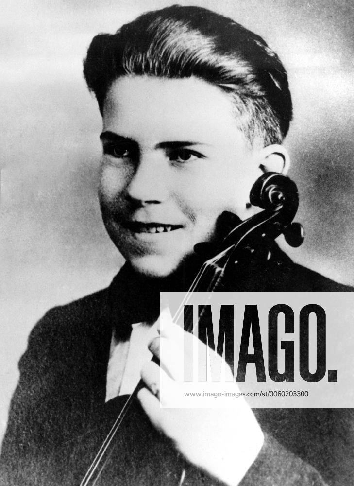 Richard Nixon photographed as a sophamore at Fullerton High School, Fullerton, California. He played the violin in the high school orchestra. 3 January 1969 UnitedArchives01006844