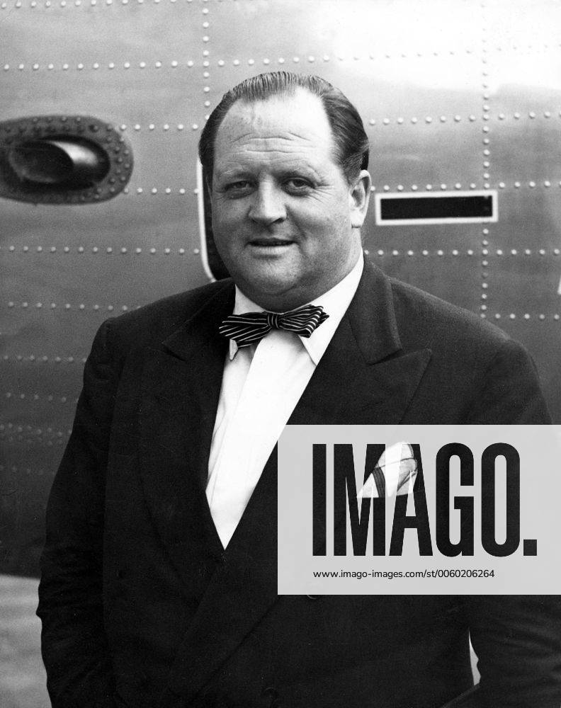 8th July 1954: BBC radio commentator, Richard Dimbleby arrives at London Airport from Rome after breaking his holiday for 24 hours to appear on Radio s Twenty Questions programme. He returns tonight for a further four days holiday. UnitedArchives01010031