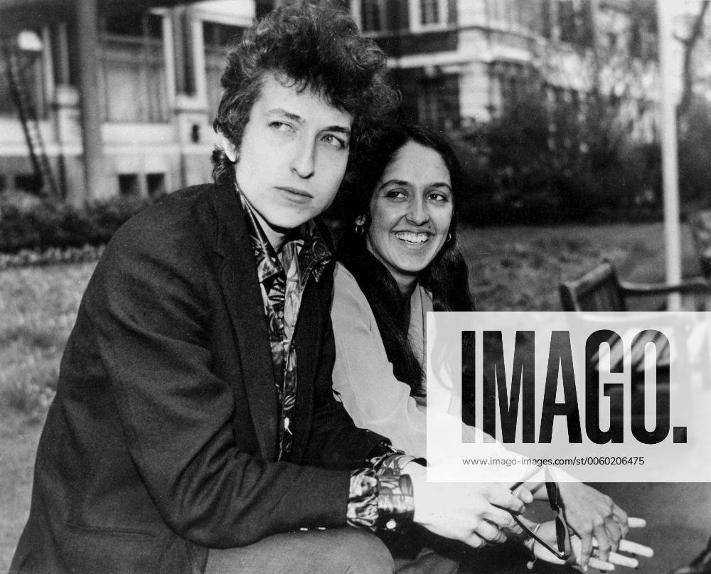 27th April 1965: American folk singers, Bob Dylan and Joan Baez at the Savoy in London. Bob is on tour in the UK. UnitedArchives01010263