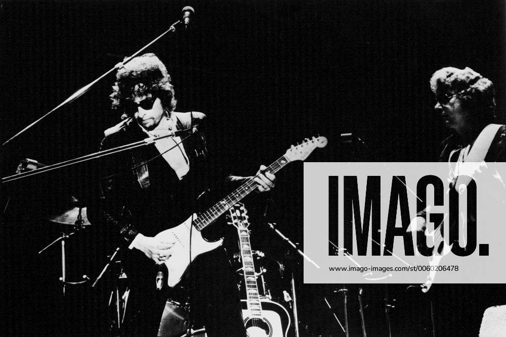 1970s photo of American folk singer, Bob Dylan in concert. Born Albert Zimmermann on May 24th 1941. UnitedArchives01010266