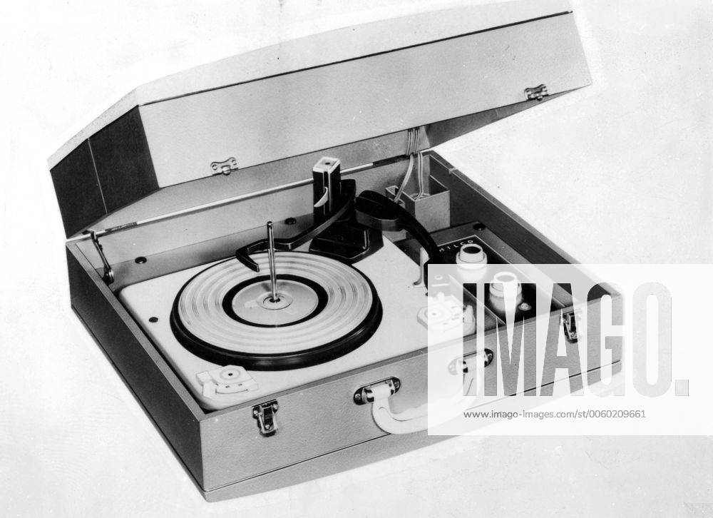 Philco model 64 A 4-speed autochange record player. Speakers fitted in the split lid. Output from each channel is 1.5 watts 1960s, Schallplatte, Platte, LP, Vinyl, Schellack, Plattenspieler, Audiogerät, Schallplattenspieler, historisch UnitedArchives01013007