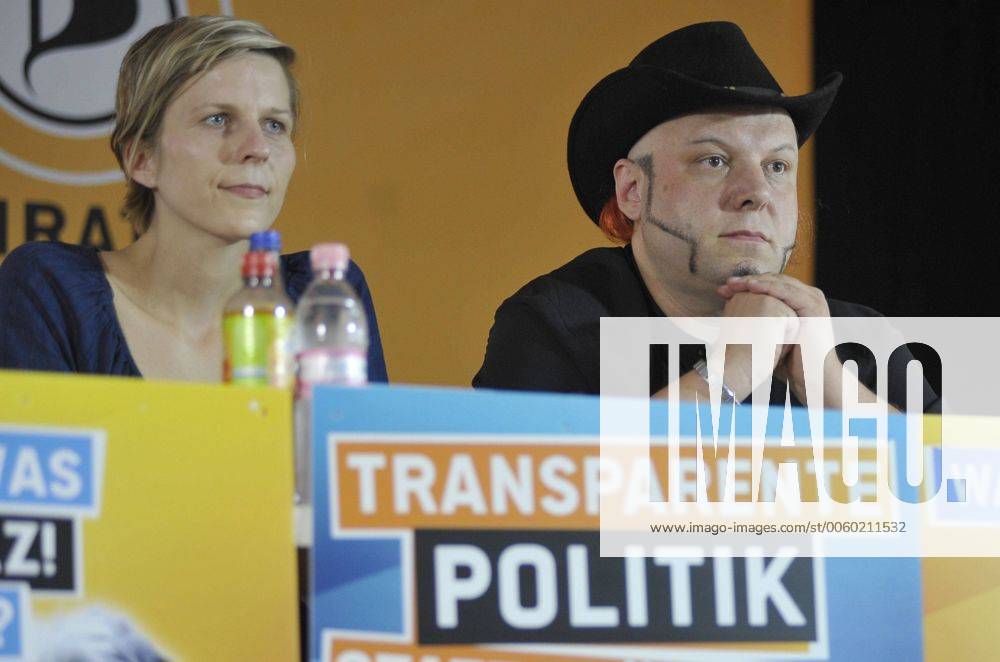 Pressesprecherin Anita Möllering (li.) unf Bruno Kramm (re., politischer Geschäftsführer Bundestagskandidat Piratenpartei) während eines Interviews anlässlich einer Pressekonferenz zum Überwachungsskandal in Berlin Pressekonferenz der Piratenpartei zum Überwachungsskandal _SNA7492