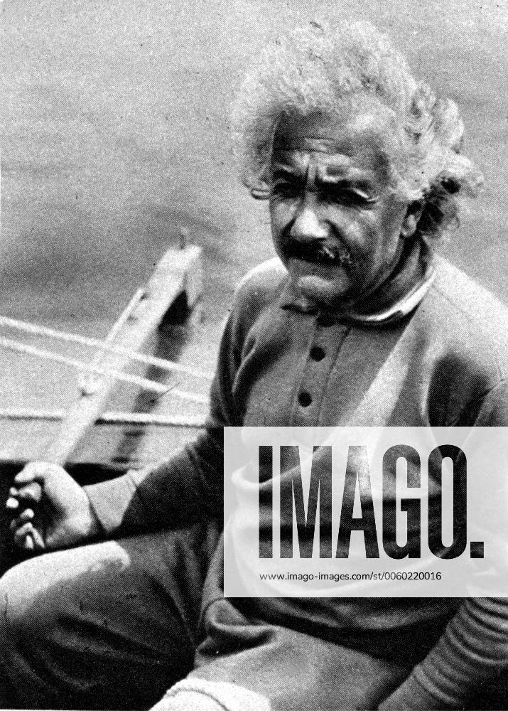 Albert Einstein on his yacht on holiday July 1930 UnitedArchives01018266