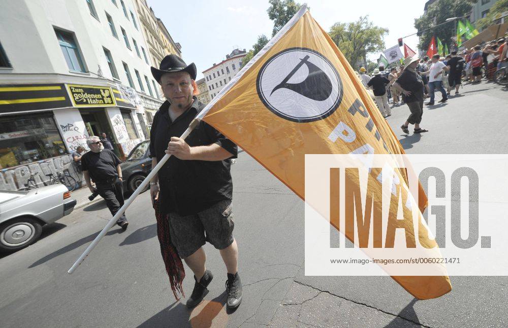 Bruno Kramm (GER Bundestagskandidat Piratenpartei politischer Geschäftsführer) am Rande einer Demonstration gegen Überwachung und der motto Stop Watching Us in Berlin Stop Watching Us - Demonstration gegen Überwachung in Berlin _SNP8457