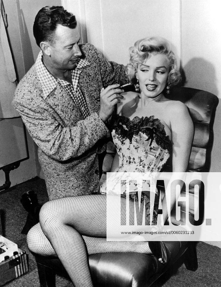 IMAGO ICONS: Marilyn Monroe Make Up artist Allan Snyder applies the finishing touches to Marilyn Monroe. UnitedArchives01028040