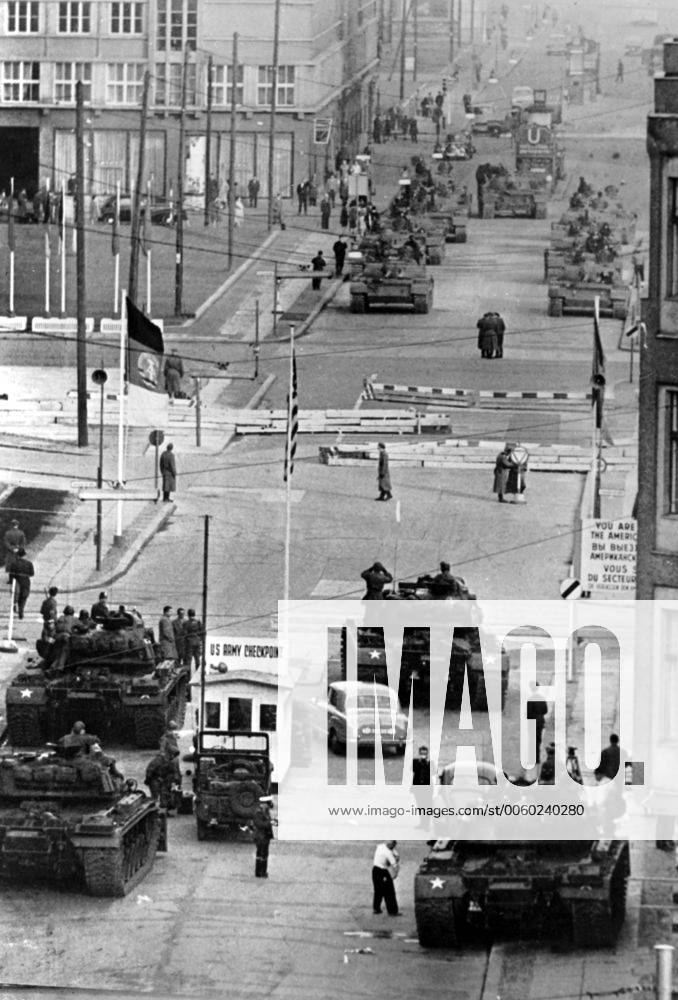 RUSSIAN AND AMERICAN TANKS FACE EACH OTHER DURING BORDER TENSIONS AT THE FRIEDRICHSTRASSE CHECKPOINT IN BERLIN, GERMANY. UnitedArchives01074158