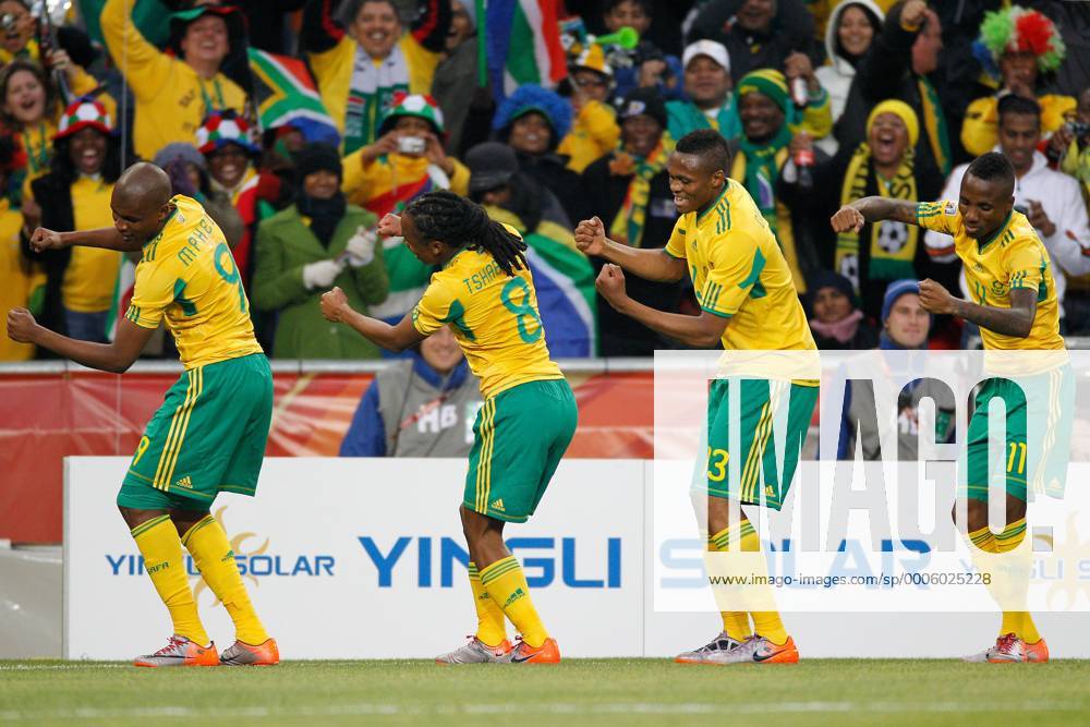 FUSSBALL WM 2010 VORRUNDE Gruppe A 11.06.2010 Suedafrika - Mexiko - JUBEL Suedafrika nach dem Tor zum 1-0; L-R - Katlego MPHELA, Torschuetze Siphiwe TSHABALALA, Kagisho DIKGACOI und Teko MODISE (v.li.) -