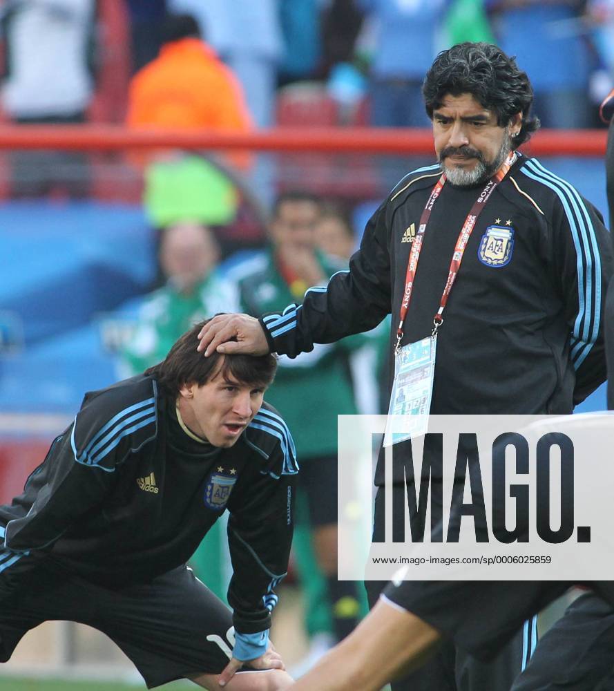 Nationaltrainer Diego MARADONA (R) tätschelt Lionel MESSI (ARG) den Kopf - Argentinien (ARG) vs. Nigeria (NGR) 1:0, am 12.06.2010 Fussball Weltmeisterschaft 2010 - NO SALES IN JAPAN!