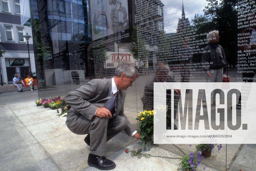 Bausenator Wolfgang Nagel (Deutschland SPD) beim Holocaust-Mahnmal am Hermann-Ehlers-Platz in Berlin Steglitz
