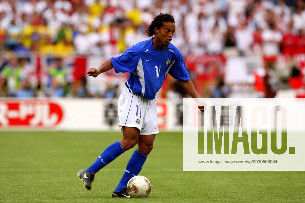 Ronaldinho (Brasilien) am Ball Fußball WM Herren Weltmeisterschaft 2002, Länderspiel, Viertelfinale, Nationalmannschaft, Nationalteam, Nationaltrikot Einzelbild Stadion Ecopa Shizuoka