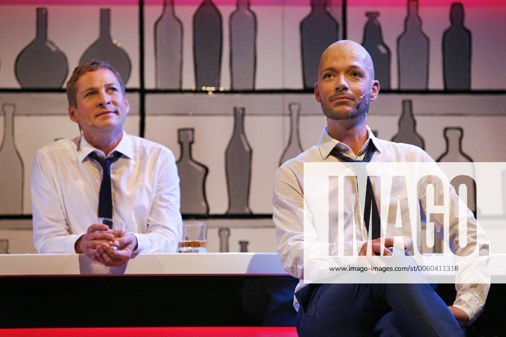 Drama-berlin.de 23.08.2013 TIPI - Das Zelt am Kanzleramt, Berlin BARHOCKER , Musik-Show von und mit Malediva, Musik: Florian Ludewig, Premiere am 04.09.2013. Szene mit Tetta Müller und Lo Malinke. TIPI - Das Zelt am Kanzleramt, Berlin BARHOCKER , Music Show by and with Malediva, music by Florian Ludewig, opening September 04, 2013. Scene with Tetta Müller and Lo Malinke. ©xBarbaraxBraun drama-berlin.de