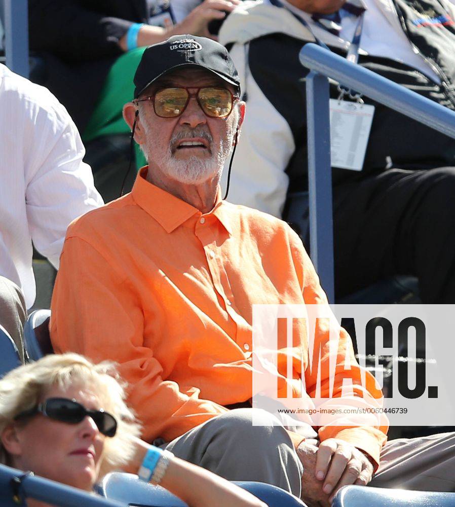 US Open 2013, USTA Billie Jean King National Tennis Center, Flushing Meadows, New York, ITF Grand Slam Tennis Tournament . Schauspieler Sean Connery auf der Zuschauer Tribüne,Einzelbild,Halbkörper,Hochformat,VIP, Ehrengast,Feature,