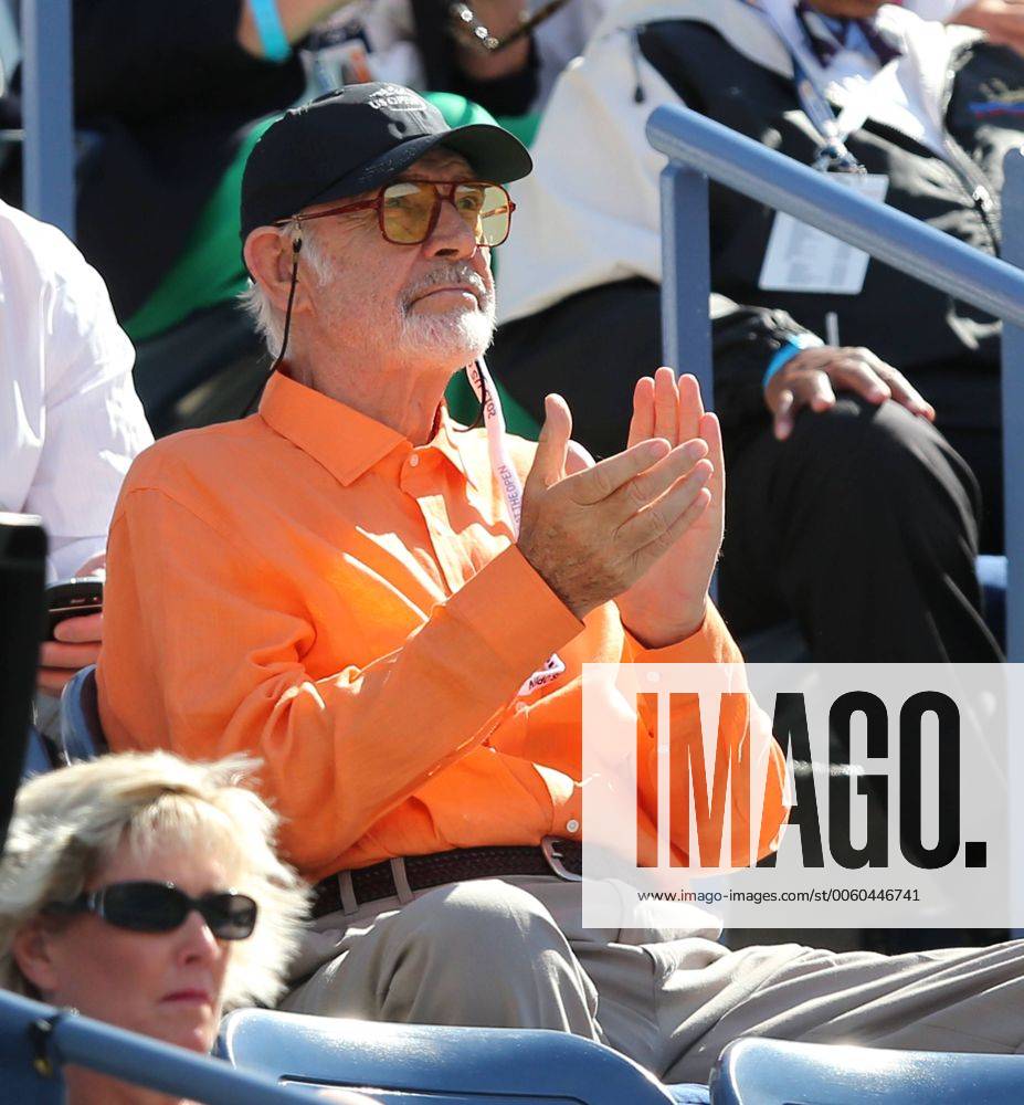 US Open 2013, USTA Billie Jean King National Tennis Center, Flushing Meadows, New York, ITF Grand Slam Tennis Tournament . Schauspieler Sean Connery applaudiert auf der Zuschauer Tribüne,Einzelbild,Halbkörper,Hochformat,VIP, Ehrengast,Feature,