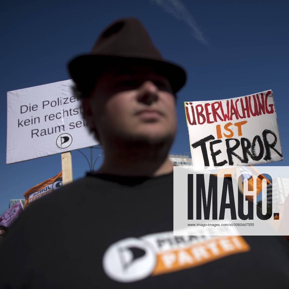 Demo Überwachung - Freiheit Statt Angst DEU, Deutschland, Germany, Berlin, 07.09.2013 Demonstrant der Piratenpartei, Die Piraten, mit Plakat Überwachung ist Terror auf der Demonstration gegen die Online Überwachung der Geheimdienste und die Politik der Bundesregierung unter dem Motto Freiheit statt Angst - Stoppt den Überwachungswahn in Berlin. Die Demo von einem globalen Bündnis aus Buergerrechtsbewegungen richtet sich gegen die Überwachungsaffäre vom NSA und gegen Prism und Tempora, spricht sich für einen besseren Schutz der Privatsphäre aus, kritisiert die Geheimdienste und Bundesregierung sowie übt Solidarität mit dem Whistleblower Edward Snowden. A protestor from the party Die Piraten with sign Surveillance is Terror on a rally against the electonic surveillance tactics of the NSA and the US government and the German government s politics on private data storage at a ra