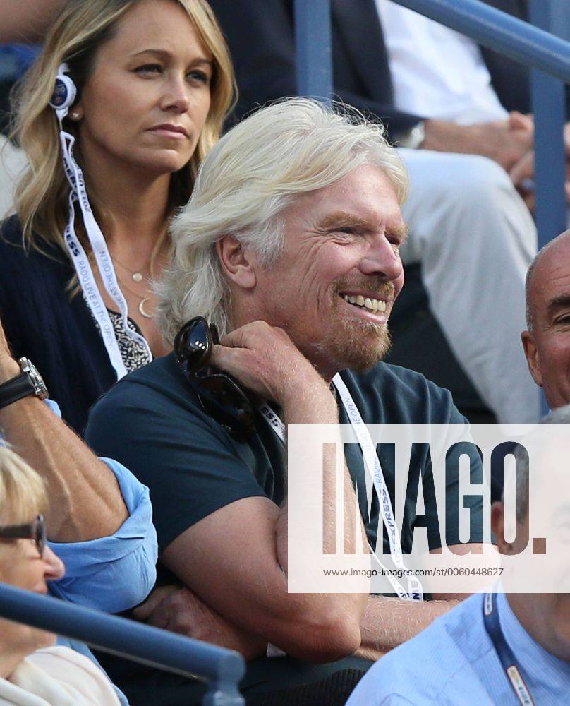 US Open 2013, USTA Billie Jean King National Tennis Center, Flushing Meadows, New York,ITF Grand Slam Tennis Tournament . Sir Richard Branson, dahinter Christine Taylor als Zuschauer auf der Tribuene,Halbkoerper,Hochformat,VIP,Feature,