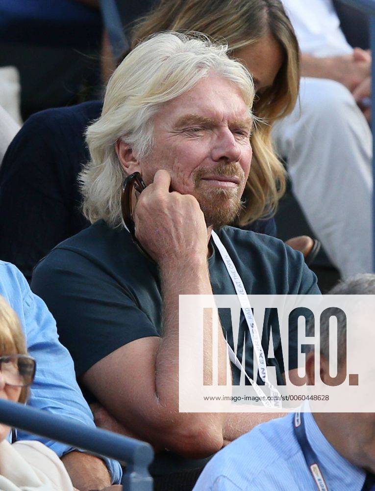 US Open 2013, USTA Billie Jean King National Tennis Center, Flushing Meadows, New York,ITF Grand Slam Tennis Tournament . Sir Richard Branson als Zuschauer auf der Tribuene,Halbkoerper,Hochformat,VIP,Feature,