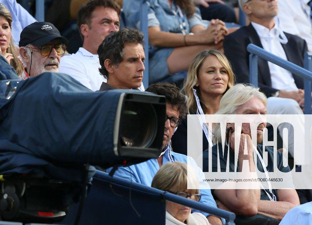 US Open 2013, USTA Billie Jean King National Tennis Center, Flushing Meadows, New York,ITF Grand Slam Tennis Tournament . L-R.Schauspieler Sean Connery,Ben Stiller,Christine Taylor, vorne rechts Sir Richard Branson als Zuschauer auf der Tribuene,Halbkoerper,Querformat,VIP,
