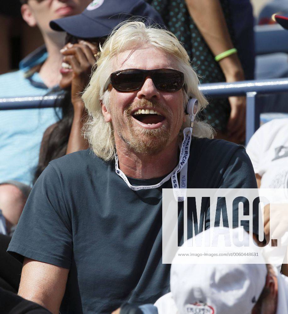 US Open 2013, USTA Billie Jean King National Tennis Center, Flushing Meadows, New York, ITF Grand Slam Tennis Tournament, in der Spielerloge sitzt Richard Branson ,Halbkoerper,Hochformat,Feature,VIP,