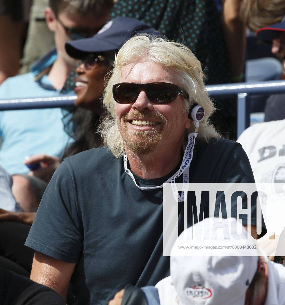 US Open 2013, USTA Billie Jean King National Tennis Center, Flushing Meadows, New York, ITF Grand Slam Tennis Tournament, in der Spielerloge sitzt Richard Branson Halbkoerper,Hochformat,Feature,VIP,