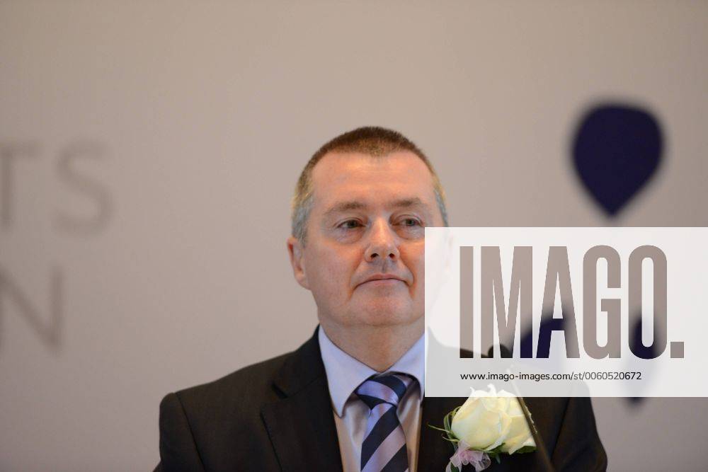 (CHINA OUT) Willie Walsh, chief executive officer of International Consolidated Airlines Group SA (IAG), attends a press conference for the maiden direct flight between London and Chengdu on September 23, 2013 in Chengdu, Sichuan Province of China. The third direct flight between London and mainland China was officially opened in Chengdu on Monday. CFP444221248